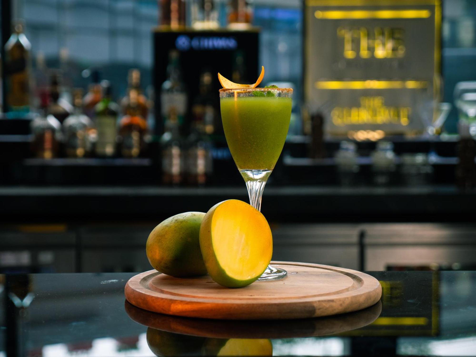Novotel Kolkata Hotel And Residences Calcutá Exterior foto A mango smoothie