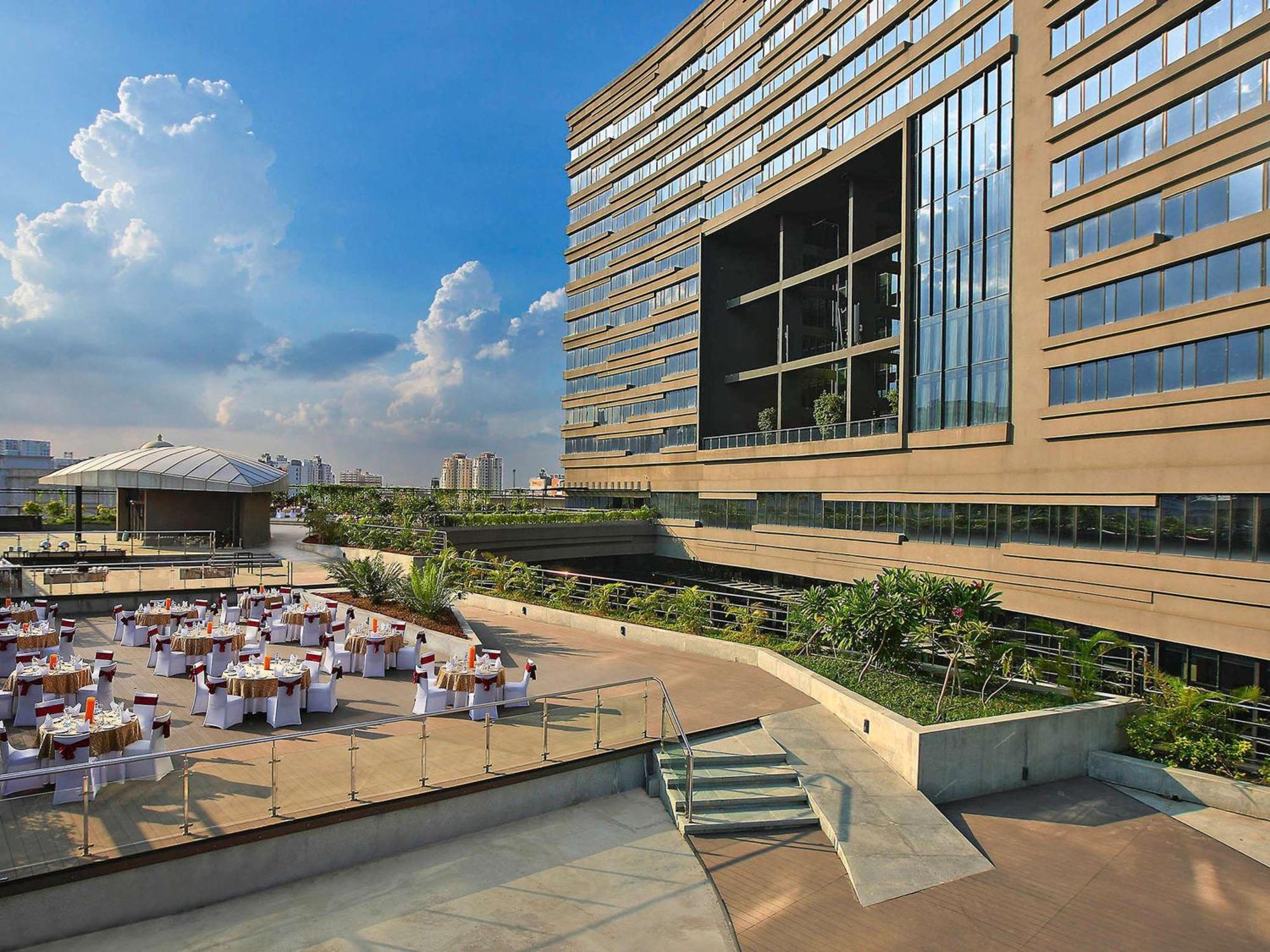 Novotel Kolkata Hotel And Residences Calcutá Exterior foto The Ritz-Carlton, DIFC, Dubai
