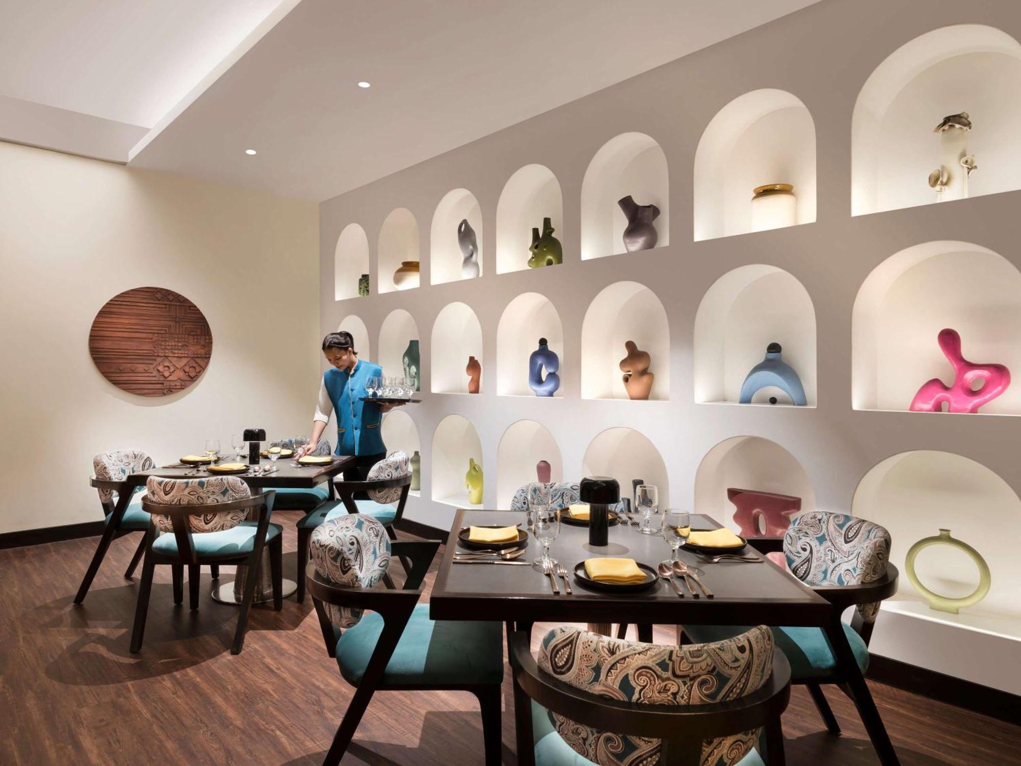 Novotel Kolkata Hotel And Residences Calcutá Exterior foto The restaurant