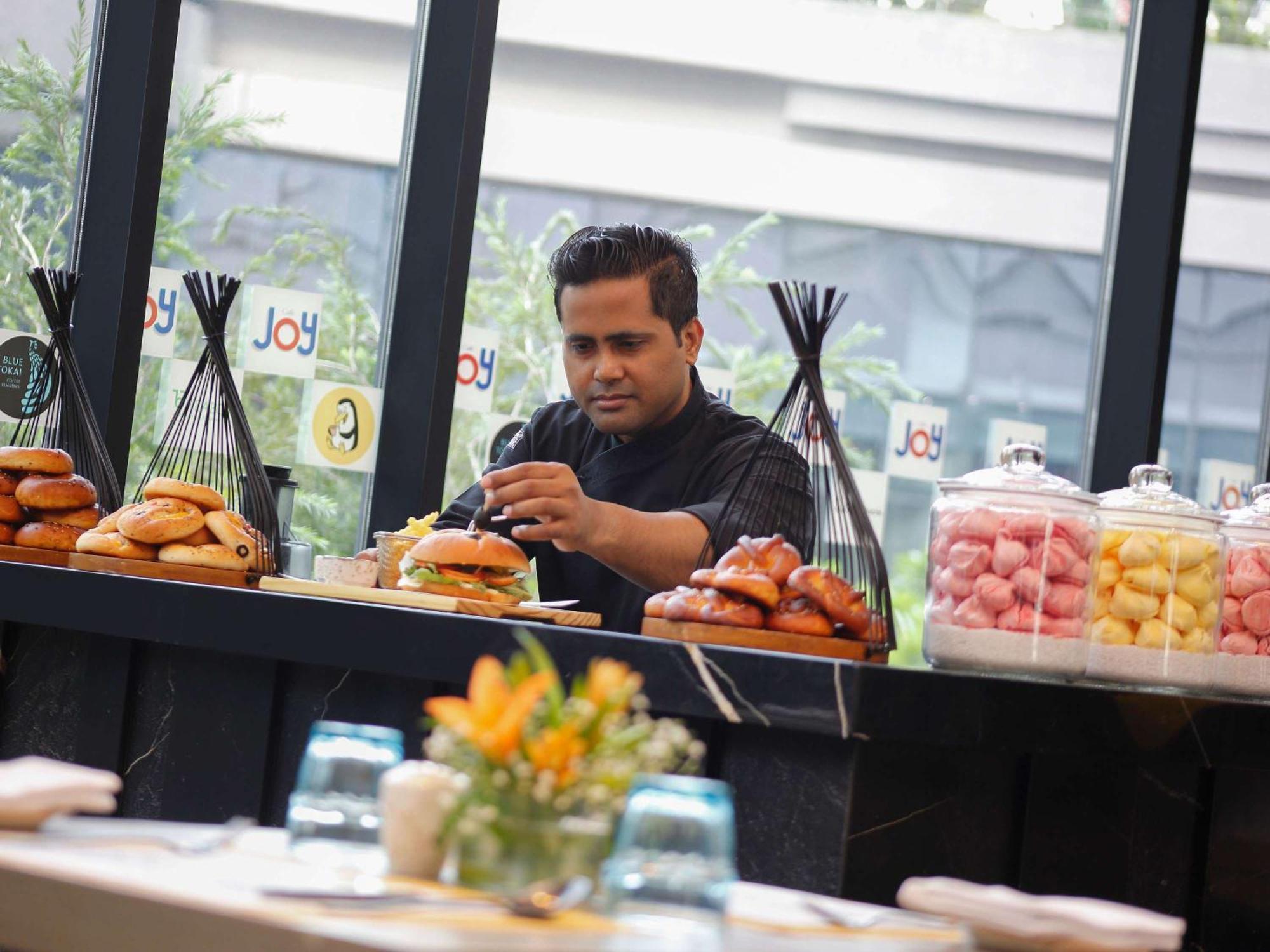 Novotel Kolkata Hotel And Residences Calcutá Exterior foto A chef preparing food at a buffet
