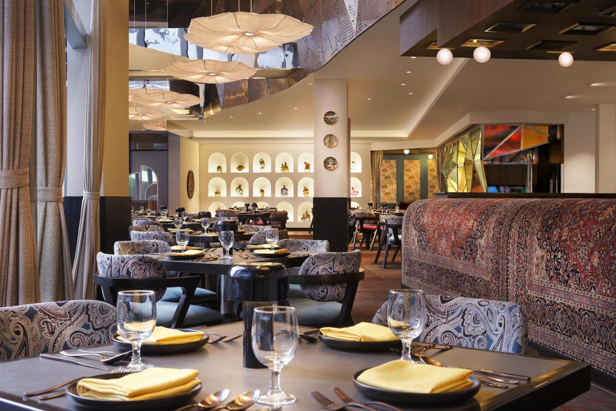 Novotel Kolkata Hotel And Residences Calcutá Exterior foto The interior of the restaurant