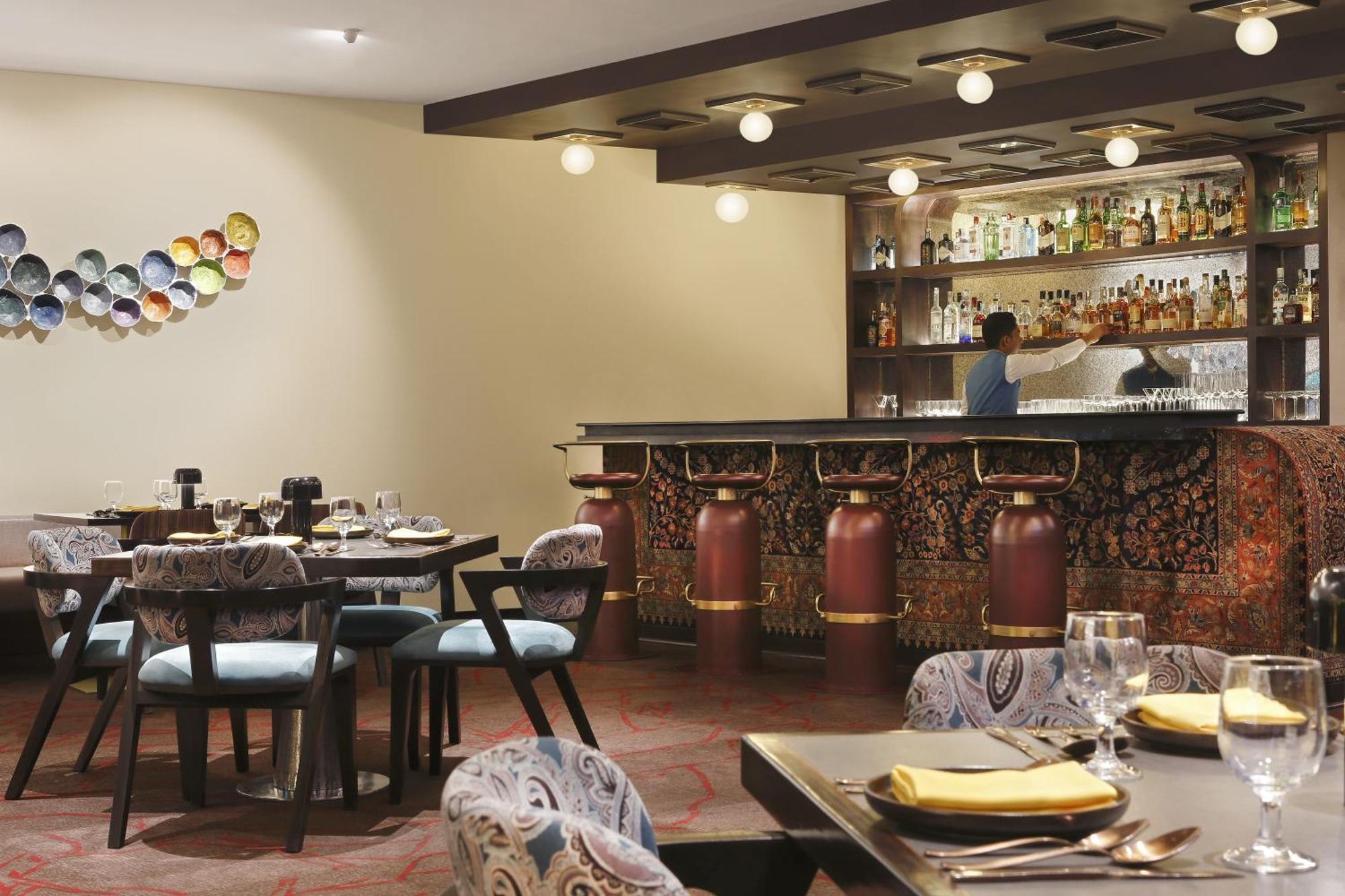 Novotel Kolkata Hotel And Residences Calcutá Exterior foto The bar at the restaurant