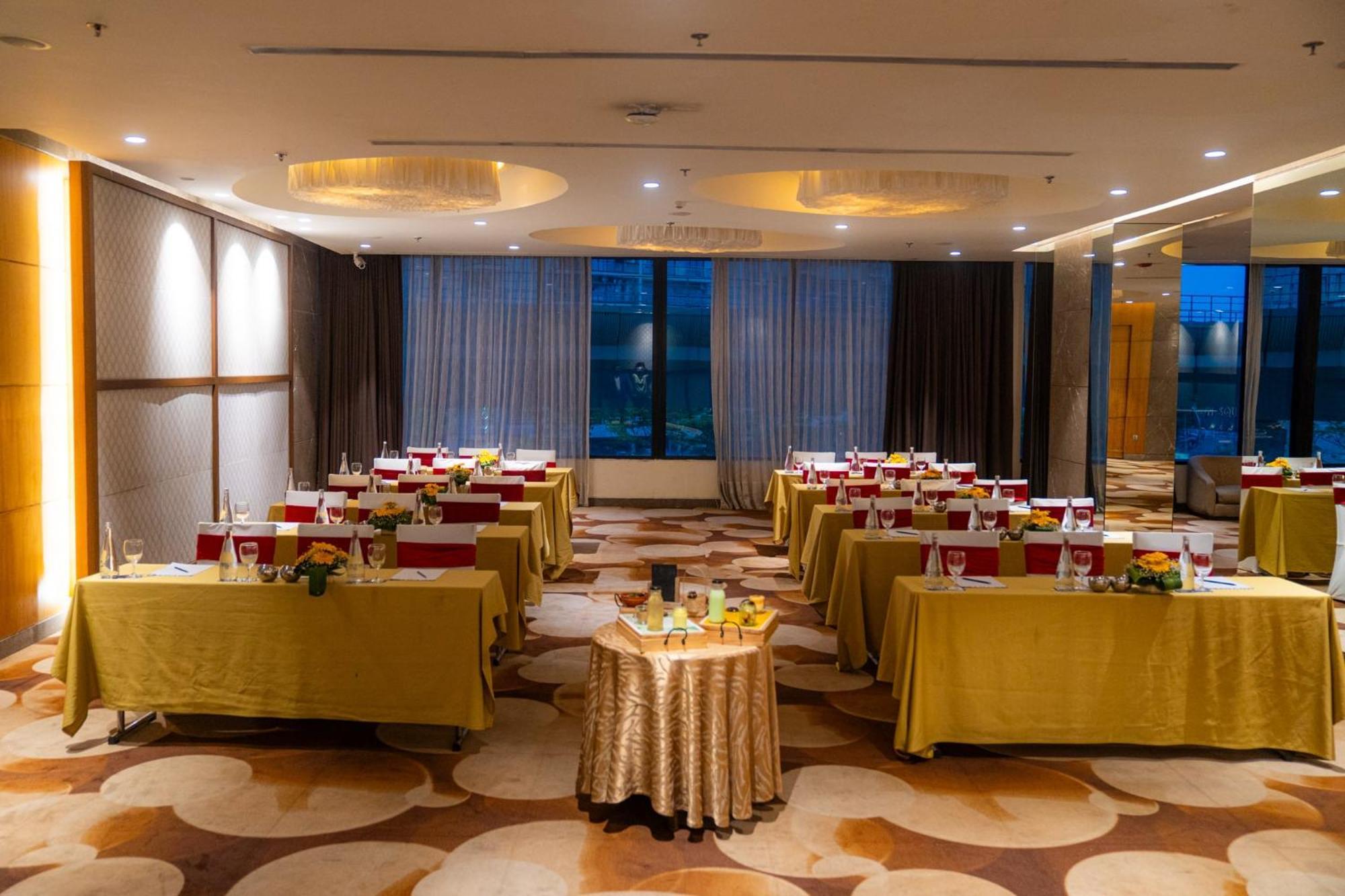 Novotel Kolkata Hotel And Residences Calcutá Exterior foto Meeting room