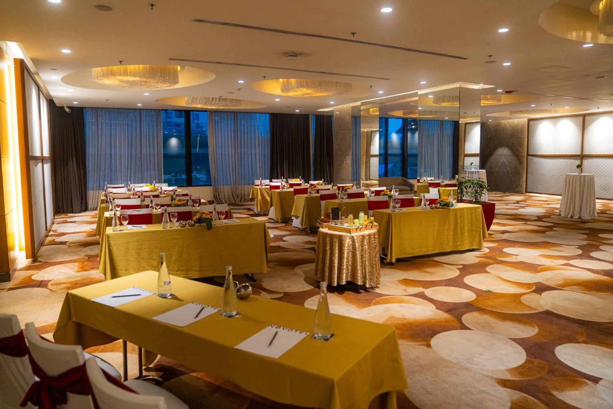 Novotel Kolkata Hotel And Residences Calcutá Exterior foto Meeting room