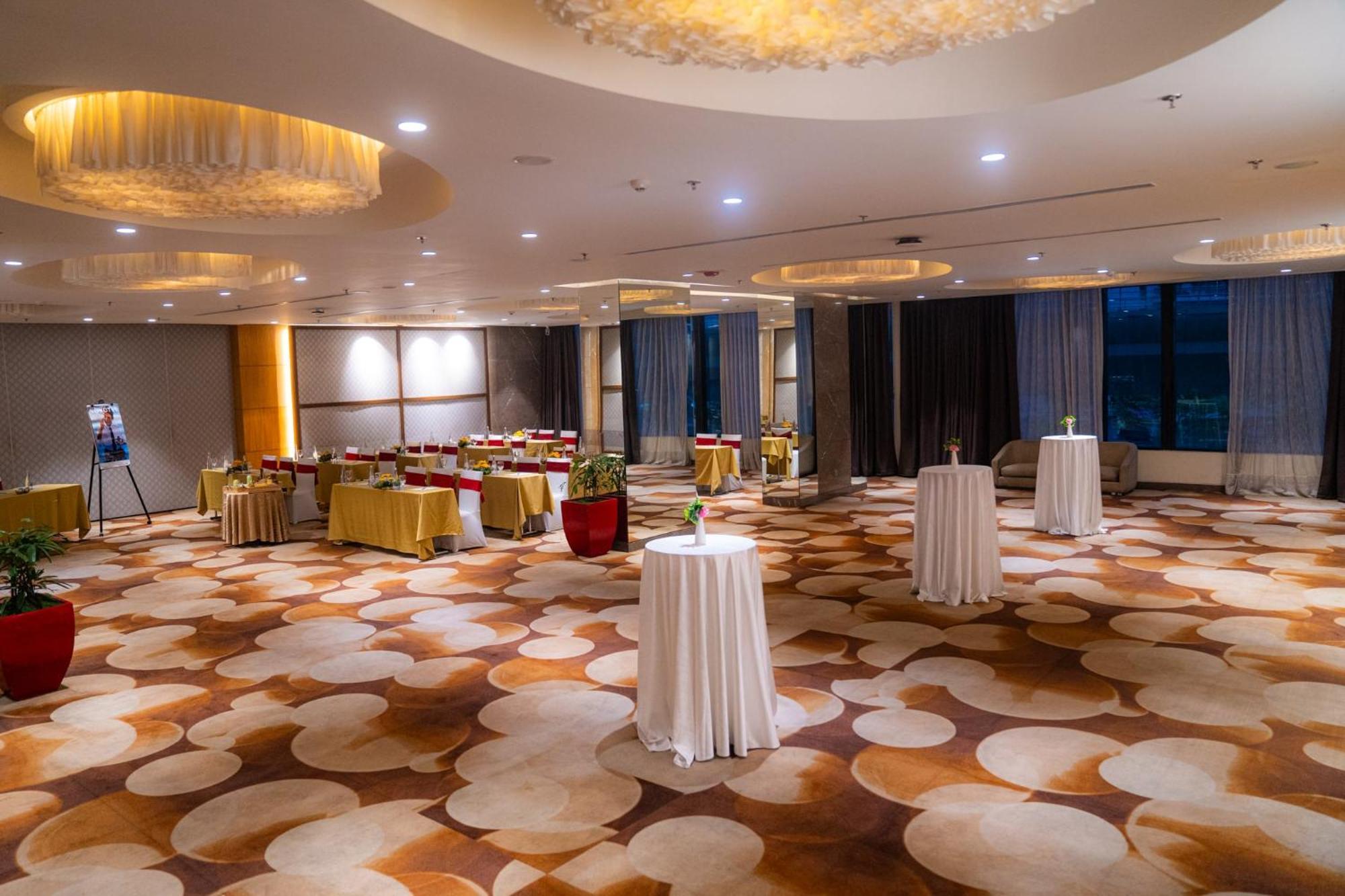 Novotel Kolkata Hotel And Residences Calcutá Exterior foto The ballroom